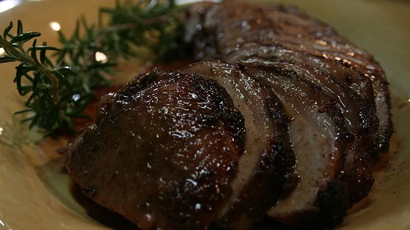 Aromatyczna wieprzowina pieczona z warzywami w rękawie – idealny pomysł na obiad