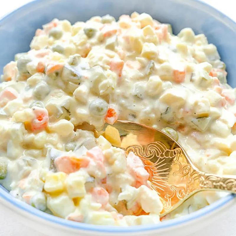 Czy obierać warzywa do sałatki? Poznaj tajniki przygotowania idealnych składników!