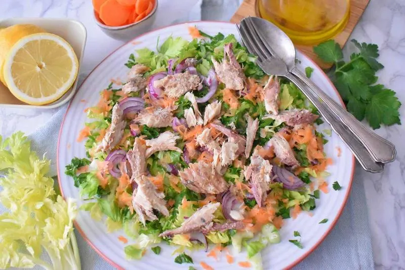 Czym różni się sałatka od surówki? Odkryj kluczowe różnice i sprawdź przepisy!