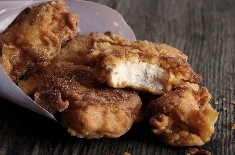 Domowe nuggetsy jak z KFC: przepisy na chrupiące i pyszne kawałki