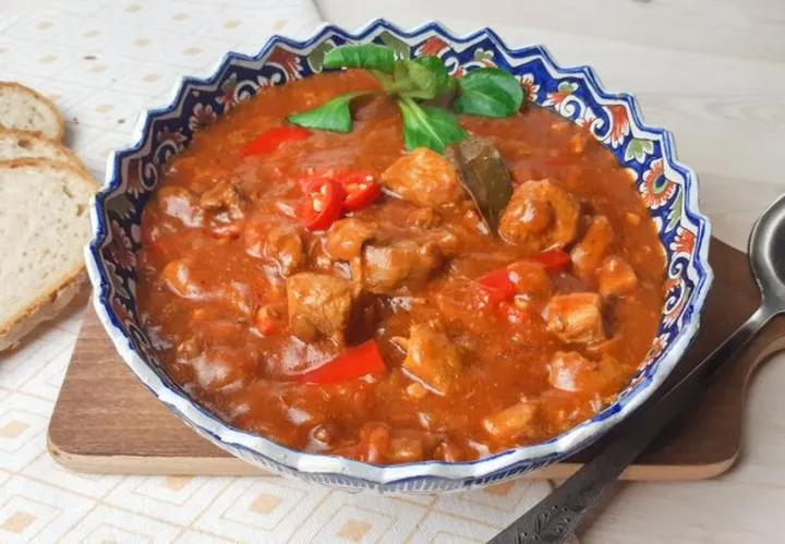 Gulasz węgierski zaskakuje – odkryj najlepsze dodatki, które wzbogacą smak dania