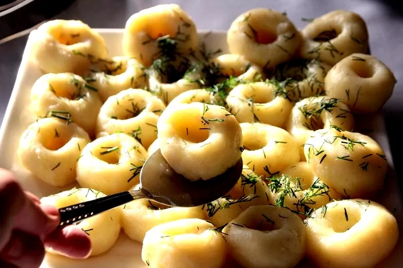 Ile czasu powinno się gotować kluski? Odkryj sekrety idealnego wynik w każdej wersji!