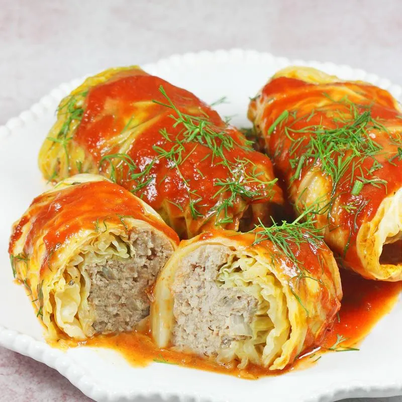 Ile kalorii kryje w sobie gołąbek z sosem? Odkryj istotne informacje!