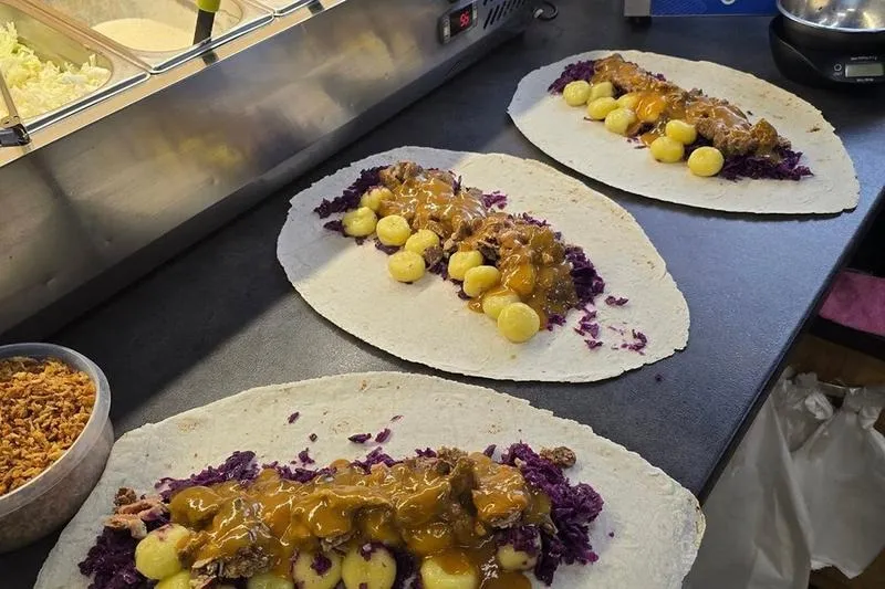 Ile kalorii kryje w sobie kebab w tortilli z frytkami? Odkryj, co naprawdę jesz!