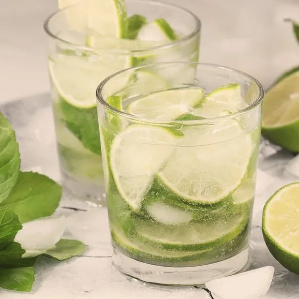Ile kosztuje mojito? Ceny drinka w barach i sklepach w Polsce