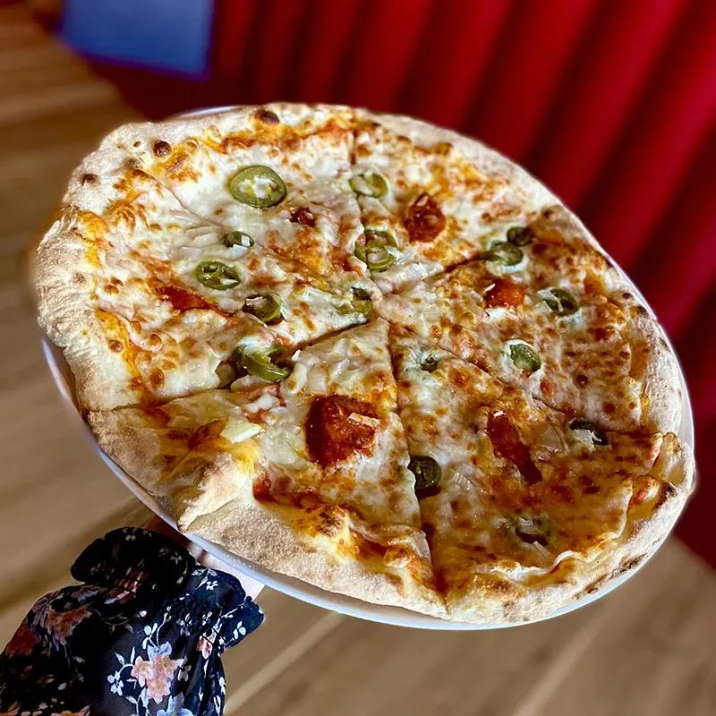 Ile naprawdę waży pizza 30 cm? Odkryj zaskakujące różnice w wadze!