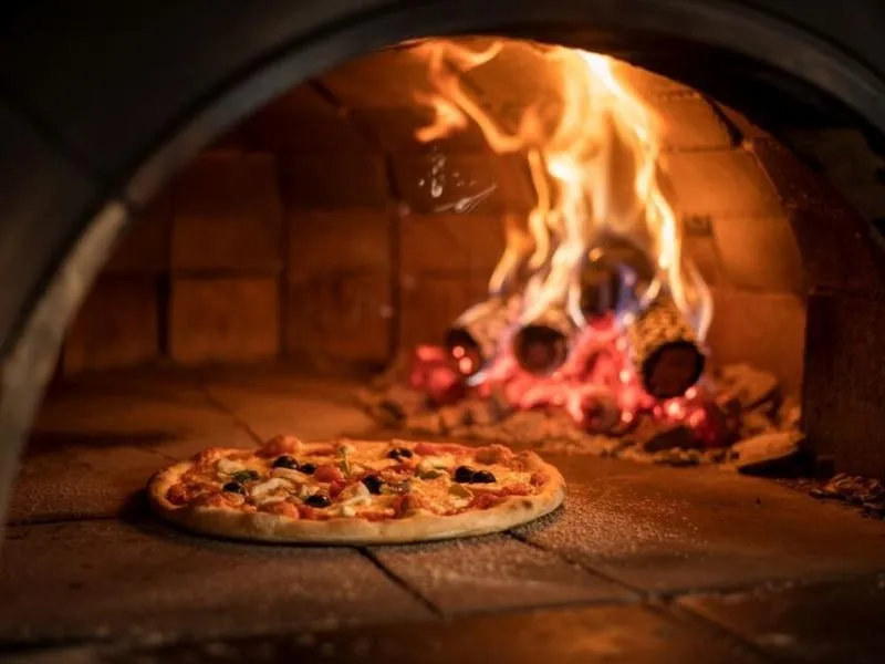 Jak długo piec pizzę, aby cieszyć się idealnie wypieczonym ciastem?
