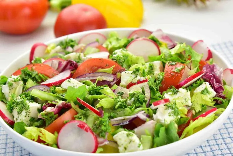 Jak długo gotować jarzyny na sałatkę, by zachować ich smak i chrupkość?