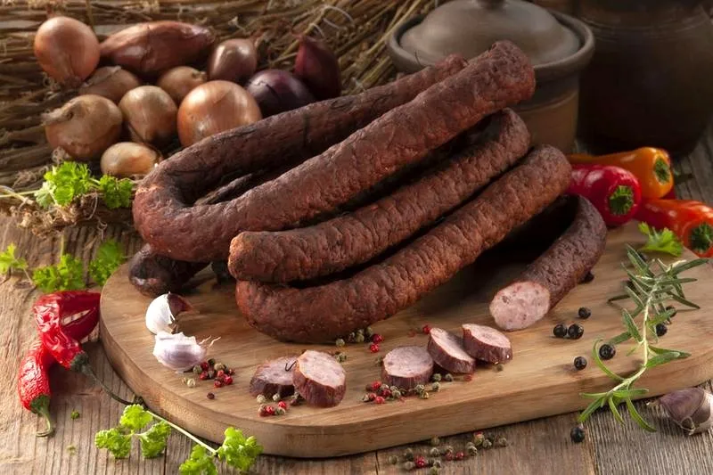Kiełbasa sucha w Biedronce - jakie opcje wybrać i gdzie znaleźć najlepsze promocje?