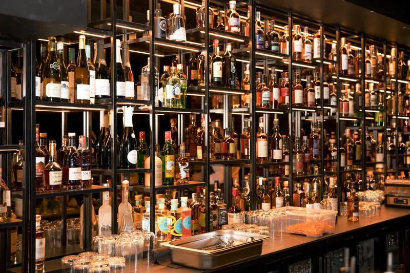 Najlepsze miejsca na drinka w Szczecinie – odkryj wyjątkowe bary i koktajlownie na wieczór