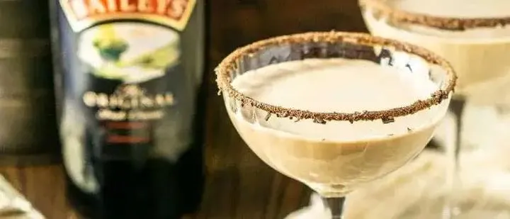 Odkryj proste drinki z Baileys: łatwe przepisy na wyjątkowe koktajle do zrobienia w domu