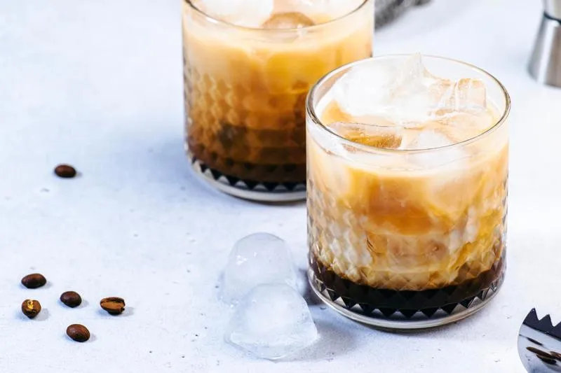 Odkryj sekret białego ruska: prosty przepis na koktajl, który zachwyca smakiem