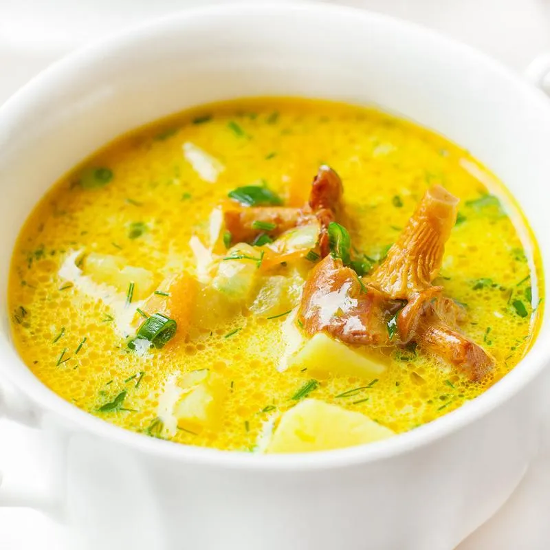 Odkryj tajniki najlepszej zupy kurkowej, która zachwyci smakiem i aromatem