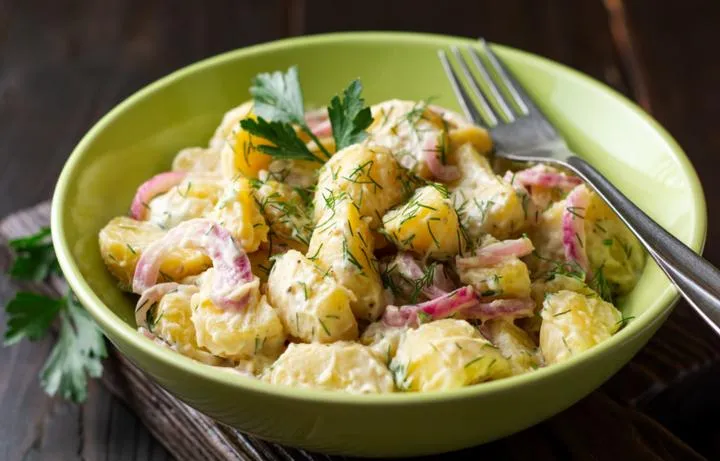 Optymalne gotowanie ziemniaków na sałatkę – jak uniknąć rozgotowania?
