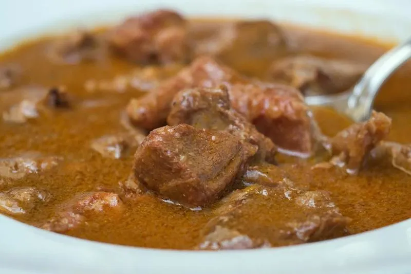 Przepis na aromatyczny gulasz z jelenia, który oczaruje Twoje podniebienie