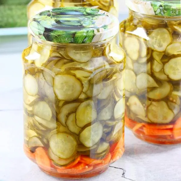 Przygotuj pyszną sałatkę szwedzką – prosty przepis, który zachwyci każdego