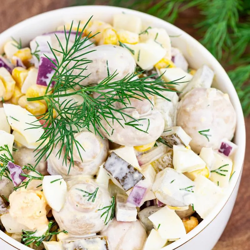 Pyszna sałatka z pieczarek: prosty przepis na aromatyczne danie