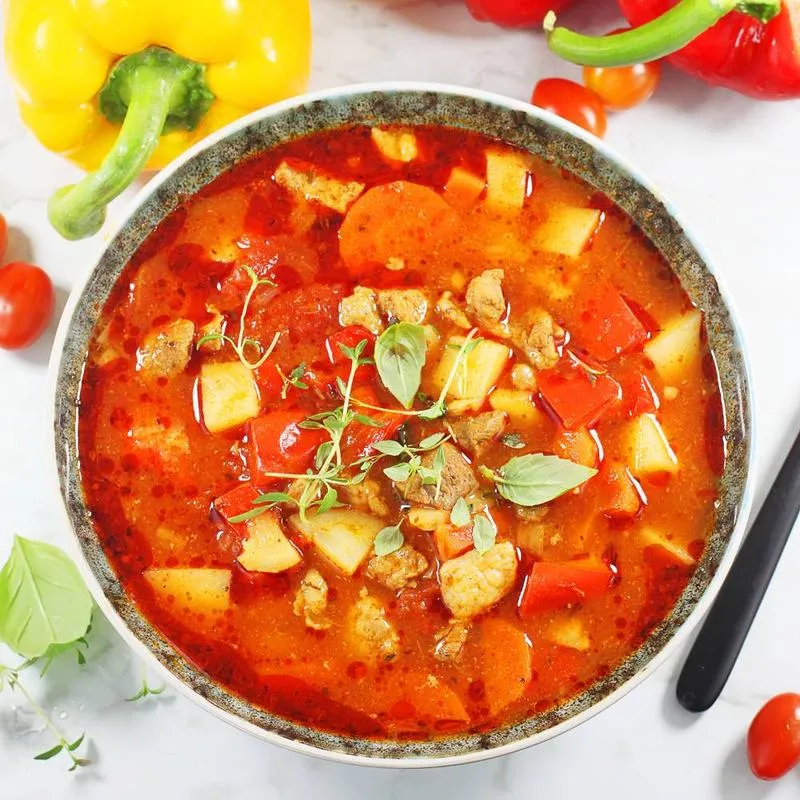 Pyszna zupa gulaszowa z wieprzowiny – prosta receptura, która zachwyci smakiem!