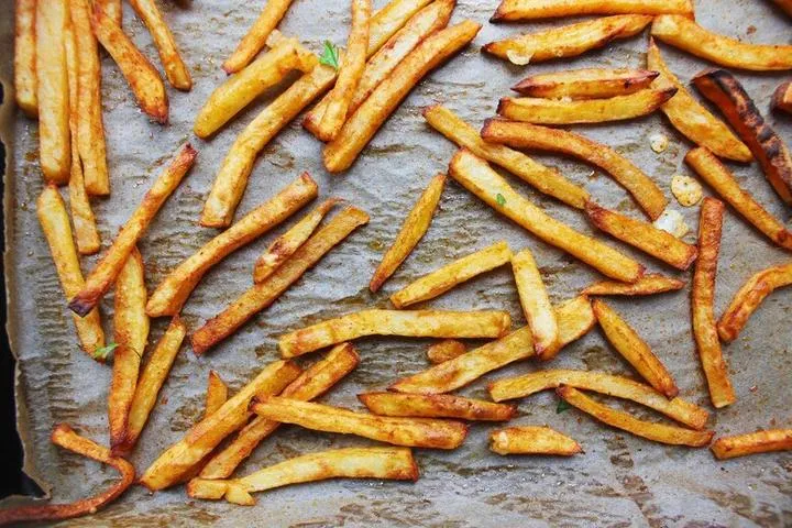 Sekrety pieczenia chrupiących frytek w piekarniku – sprawdzone triki na smaczne efekty