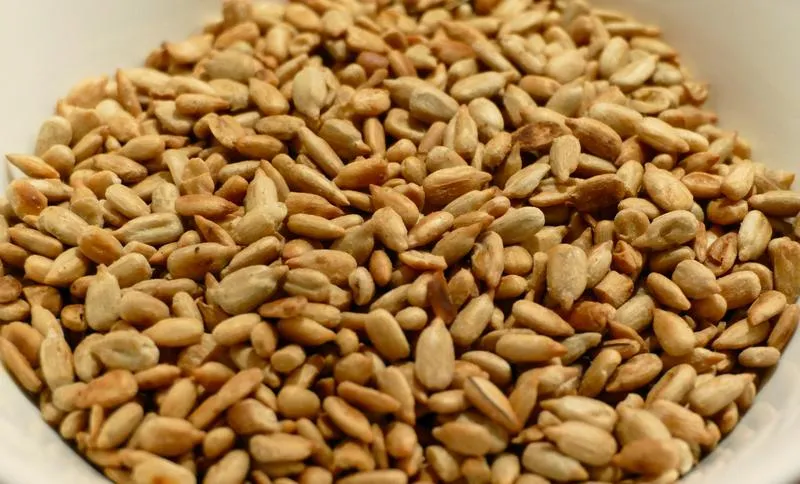 Smaczne sposoby na prażenie słonecznika do sałatki – odkryj proste metody!