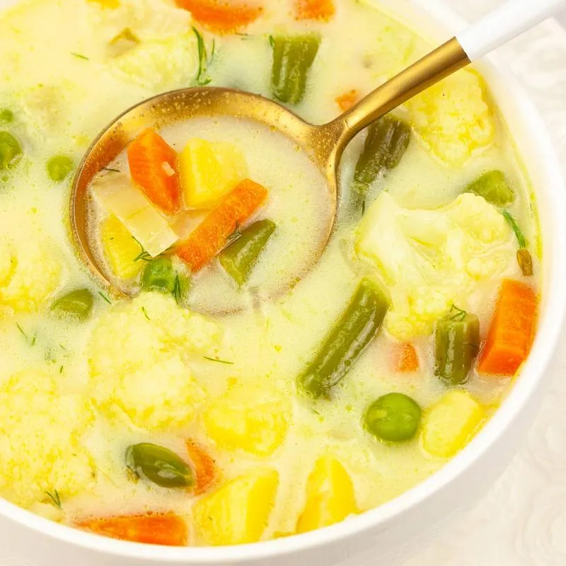 Szybka i prosta zupa jarzynowa z mrożonki – przepis na smaczny obiad