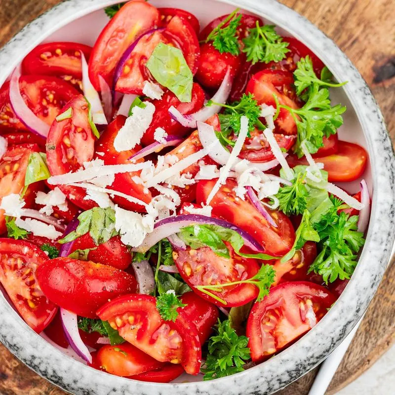 Szybka i pyszna sałatka z pomidorów – idealna receptura na letnie dni