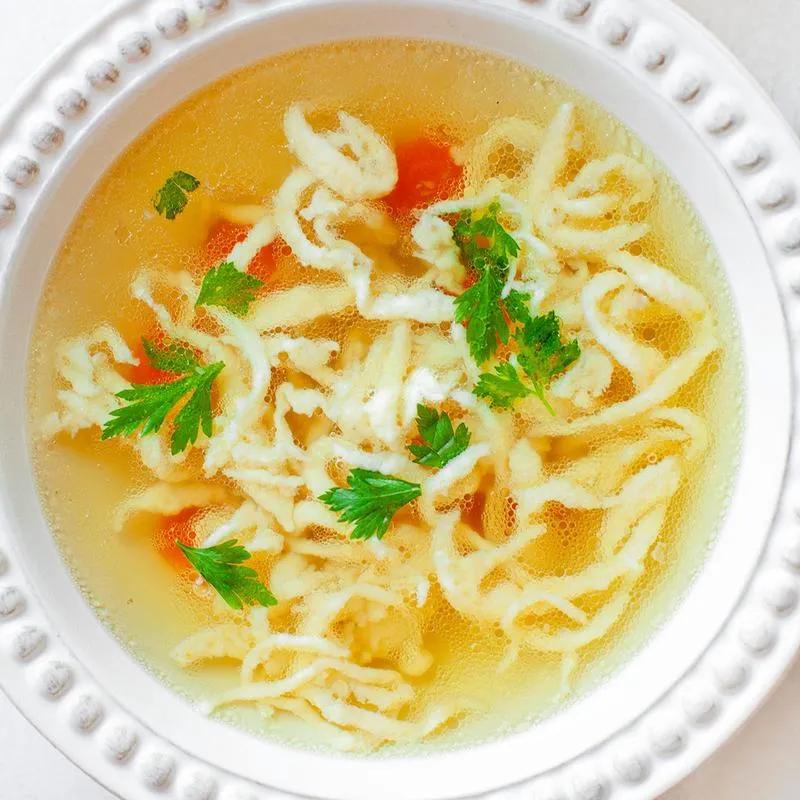 Szybki i prosty sposób na kluski lane na mleku – odkryj smaki domowej kuchni!