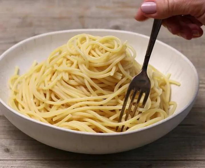 Szybkie i proste spaghetti z gotowym sosem w 15 minut – poznaj nasz przepis!