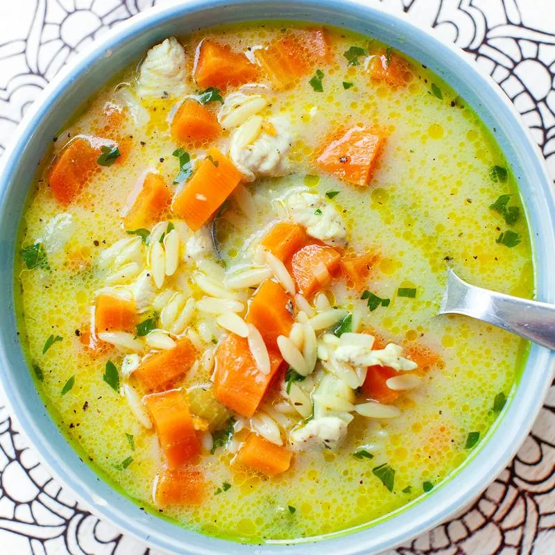 Szybkie i smaczne obiad z makaronem – jaką zupę wybrać?