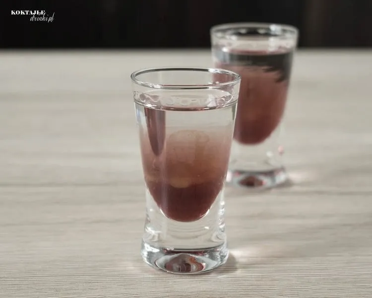 Wściekły pies drink – prosty przepis na pikantny shot z malinowym akcentem