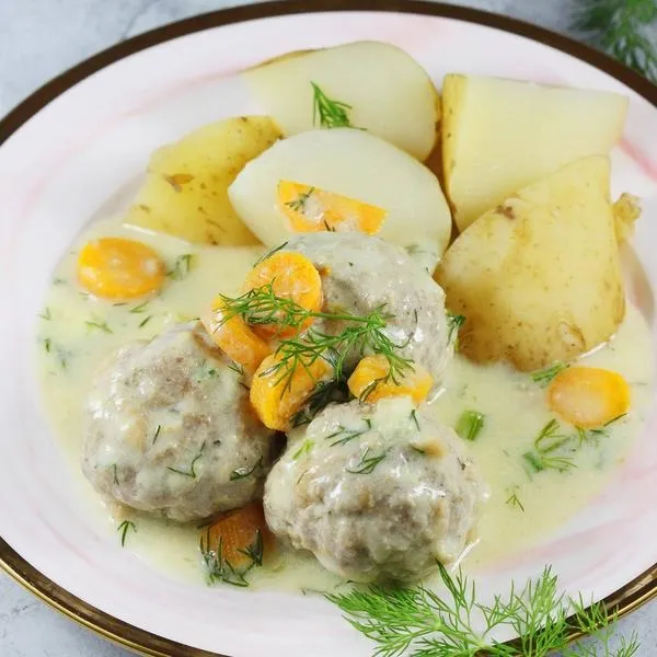 Z czym podawać pulpety w sosie koperkowym, by zaskoczyć gości — pomysły, które zachwycą