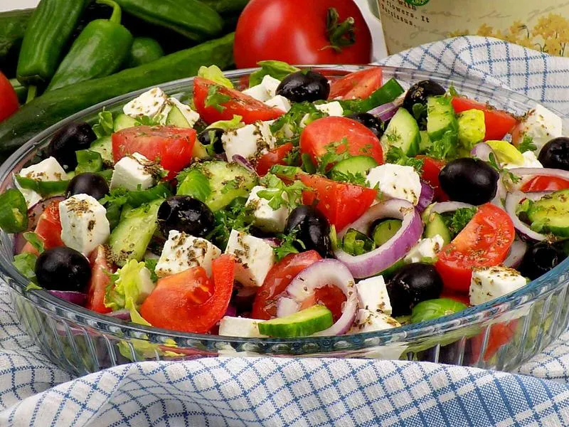 Zachwycająca sałatka z serem feta, którą pokochają Twoi goście
