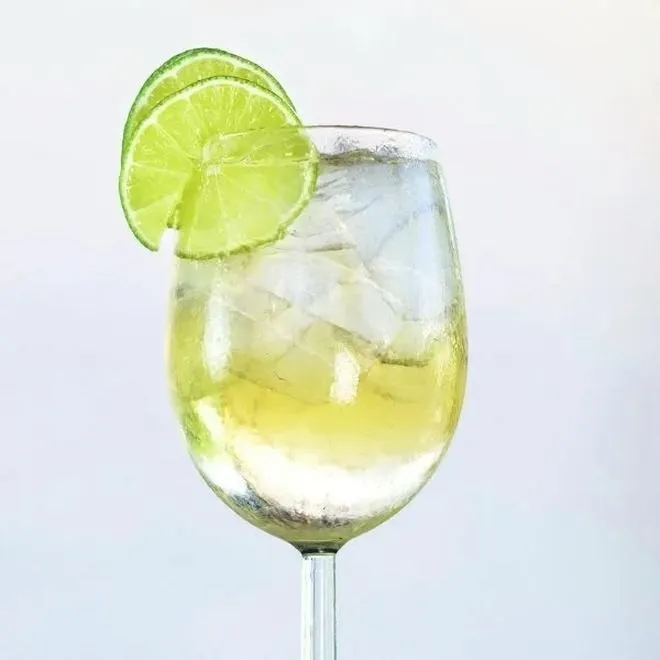 Zachwycające drinki z prosecco i ginem, które oczarują Twoich gości