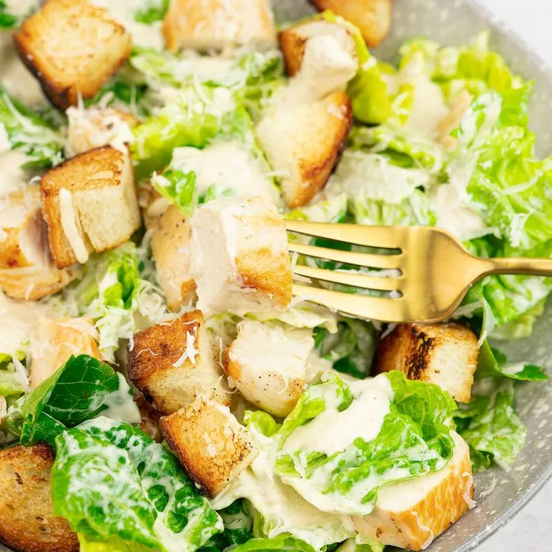 Zachwycające grzanki do sałatki cezar – sprawdź, jak je przygotować!