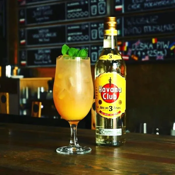 Zaskocz swoich gości: Najlepsze drinki z piwem w szklance, które musisz spróbować