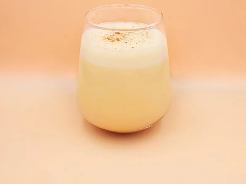 Zaskocz swoich gości: wyjątkowe drinki z likierem jajecznym, które pokochasz