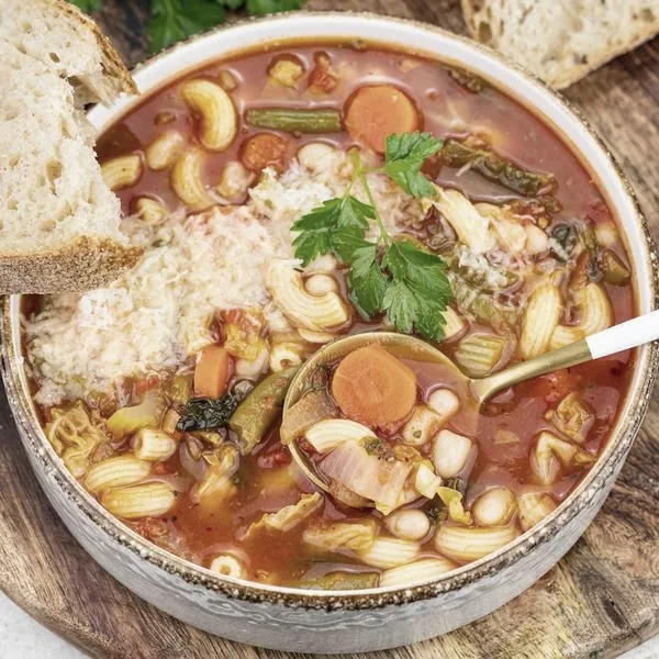 Zupa minestrone – co warto wiedzieć o jej składnikach i pysznych przepisach?