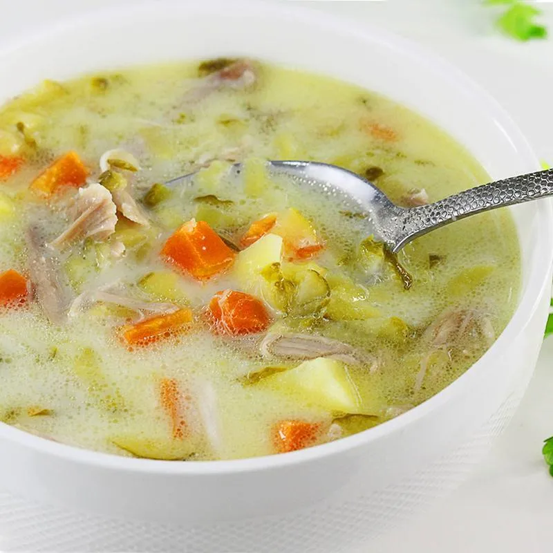 Zupa ogórkowa – poznaj zdrowotne korzyści, które cię zaskoczą!