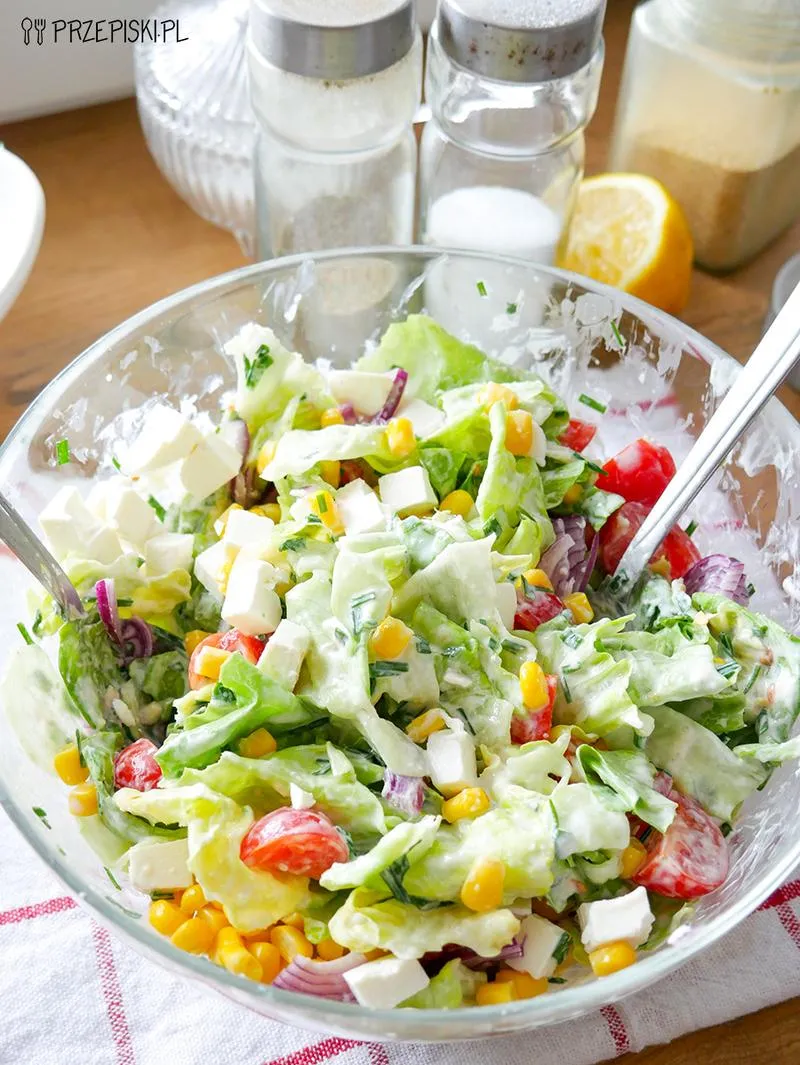 Idealne składniki do sałatki z kiełbasą