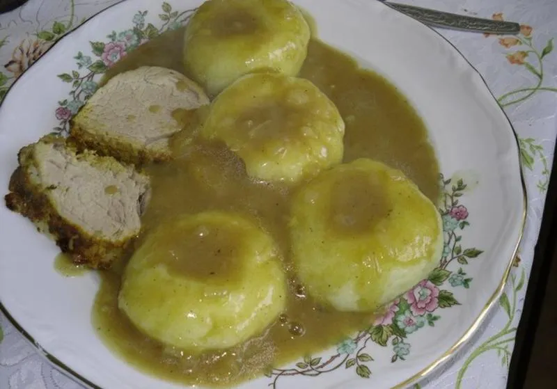 Kluski śląskie i sos