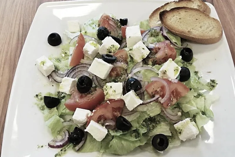 Kreatywna prezentacja sałatki