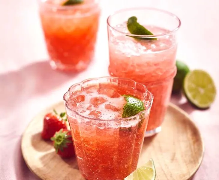 Orzeźwiający drink z truskawkami