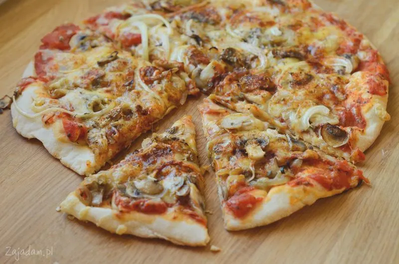 Pizza z pieczarkami
