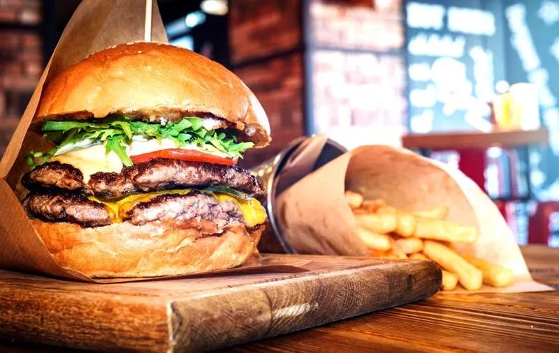 Połączenie burgerów i napojów