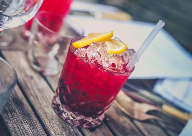 Przepisy na czerwone drinki