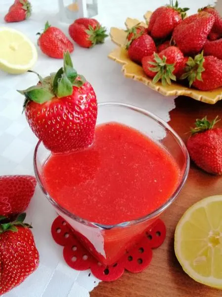 Przygotowanie drinków z truskawek