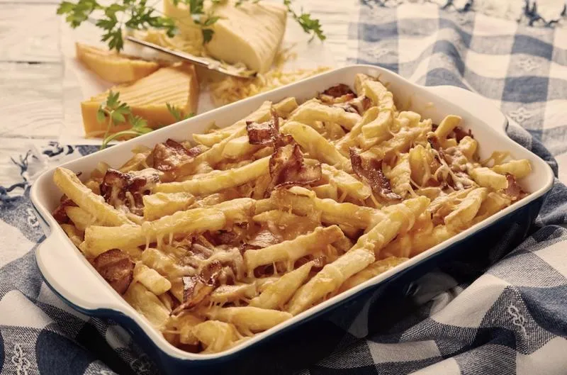 Przygotowanie frytek z serem