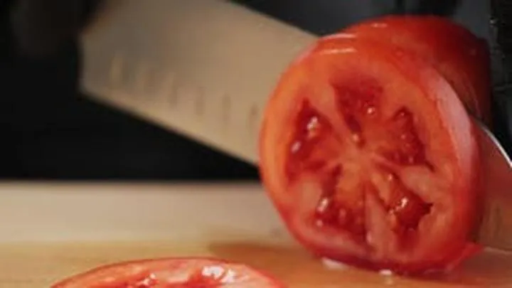 Techniki krojenia pomidorów