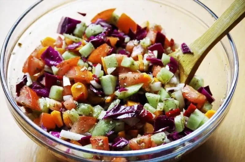 Triki na przesoloną sałatkę