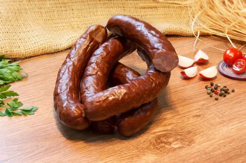 Wędzenie kiełbasy w beczce